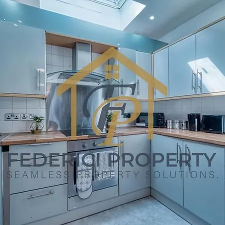 Apartment Spacious Long-term Stays! 4-bedroom 2-bath Retreat In The Heart Of City Centre!